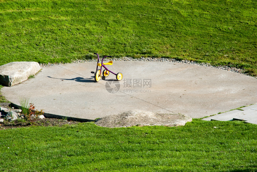 三轮邻里公园孩子草地三轮车塑料车辆踏板天空玩具图片