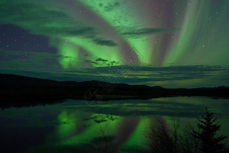 夜天星云 北极光照耀夜星北极星天空极光天文学磁场场地星星磁层地区背景图片