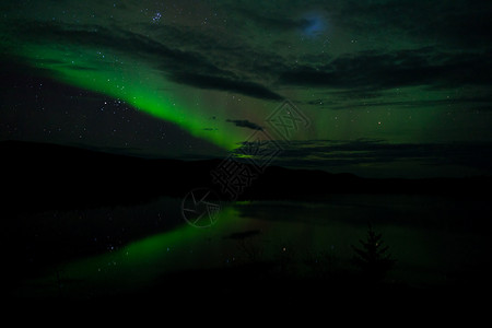 夜天星云 北极光照耀粒子白马地区星星场地极光夜星天空磁场镜子背景图片