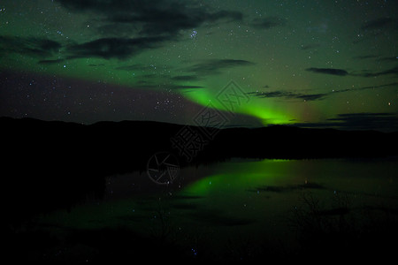 夜天星云 北极光照耀星星地区天文学磁层夜星极光白马镜子场地磁场背景图片
