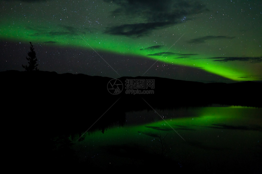 夜天星云 北极光照耀北极星反射镜子磁场粒子星星地区天空天文学极光图片