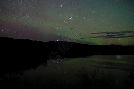 夜天星和北极光照镜子背景图片