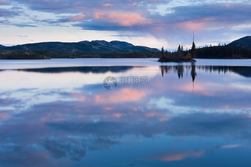 加拿大育空地区Sunset的两湖平静 加拿大育空地区阳光日出寂寞反射镜子假期日落全景旅行池塘图片