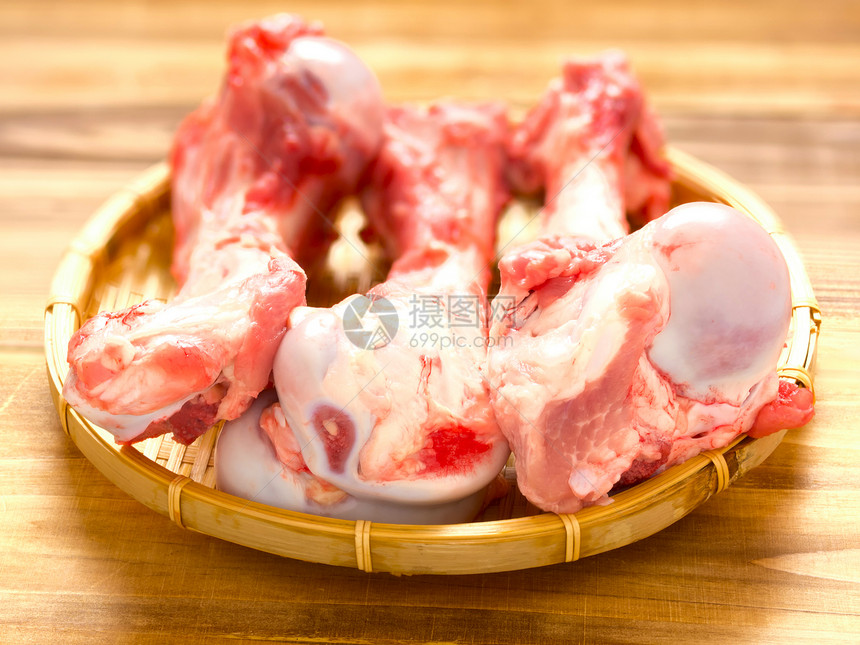 篮子里的猪肉骨头库存食物肉汤味道大腿水平图片
