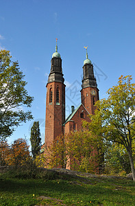 两座塔楼公园建筑绿色蓝色教会建筑学天空地标高清图片