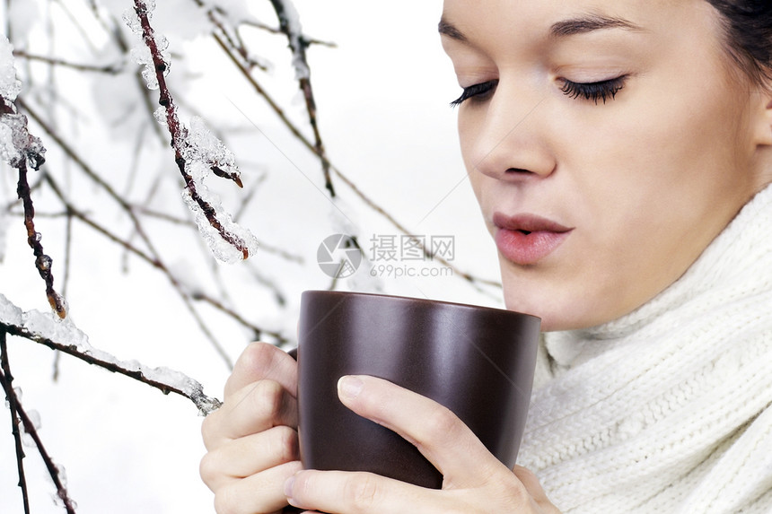 喝热饮料的年轻妇女陶瓷巧克力季节女性幸福毛衣天气帽衫女士微笑图片