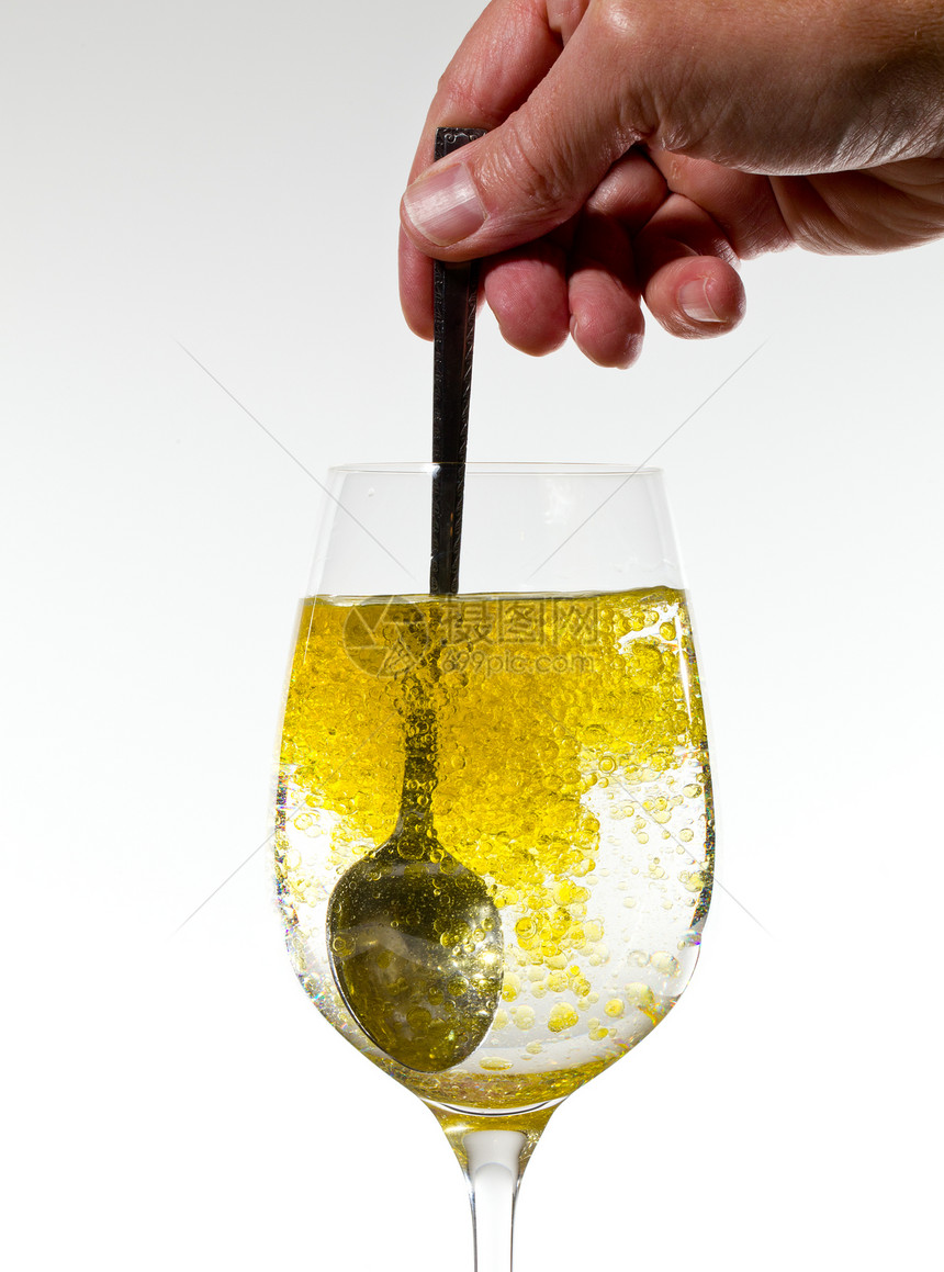 橄榄油在葡萄酒杯中搅拌图片