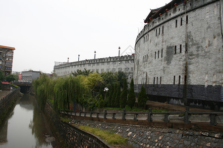 旧城洛阳市的城墙雕塑天空房子旅行城市旗帜金子文化历史小溪背景