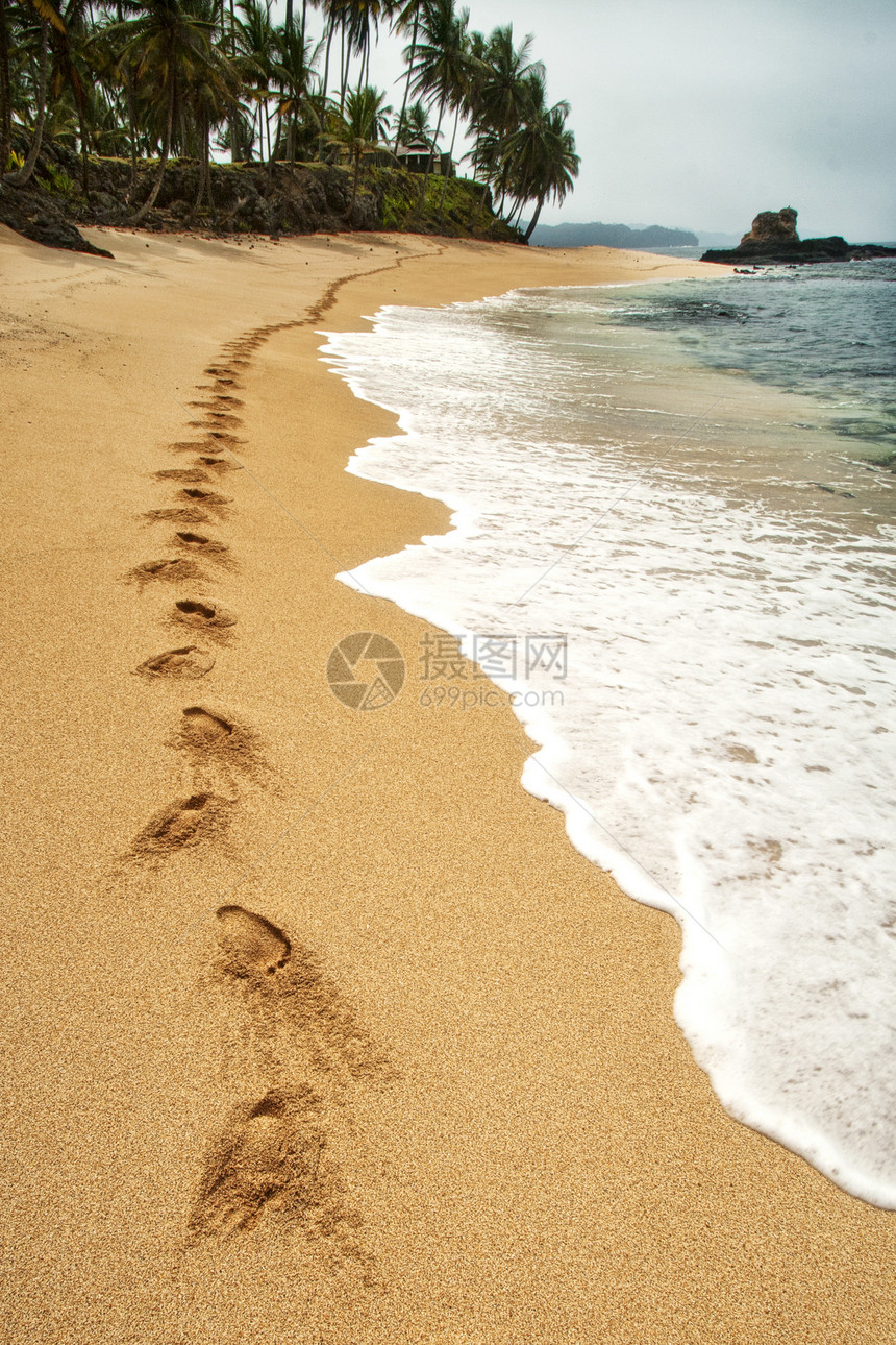 沙中脚印波浪孤独海岸线烙印海洋冥想海滩假期旅行阳光图片