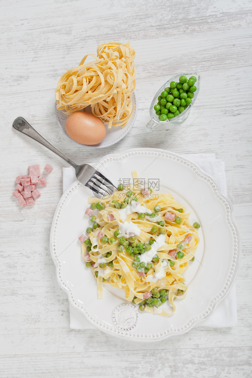 面条加奶油和火腿白色饮食午餐美食绿色盘子营养餐厅青豆图片