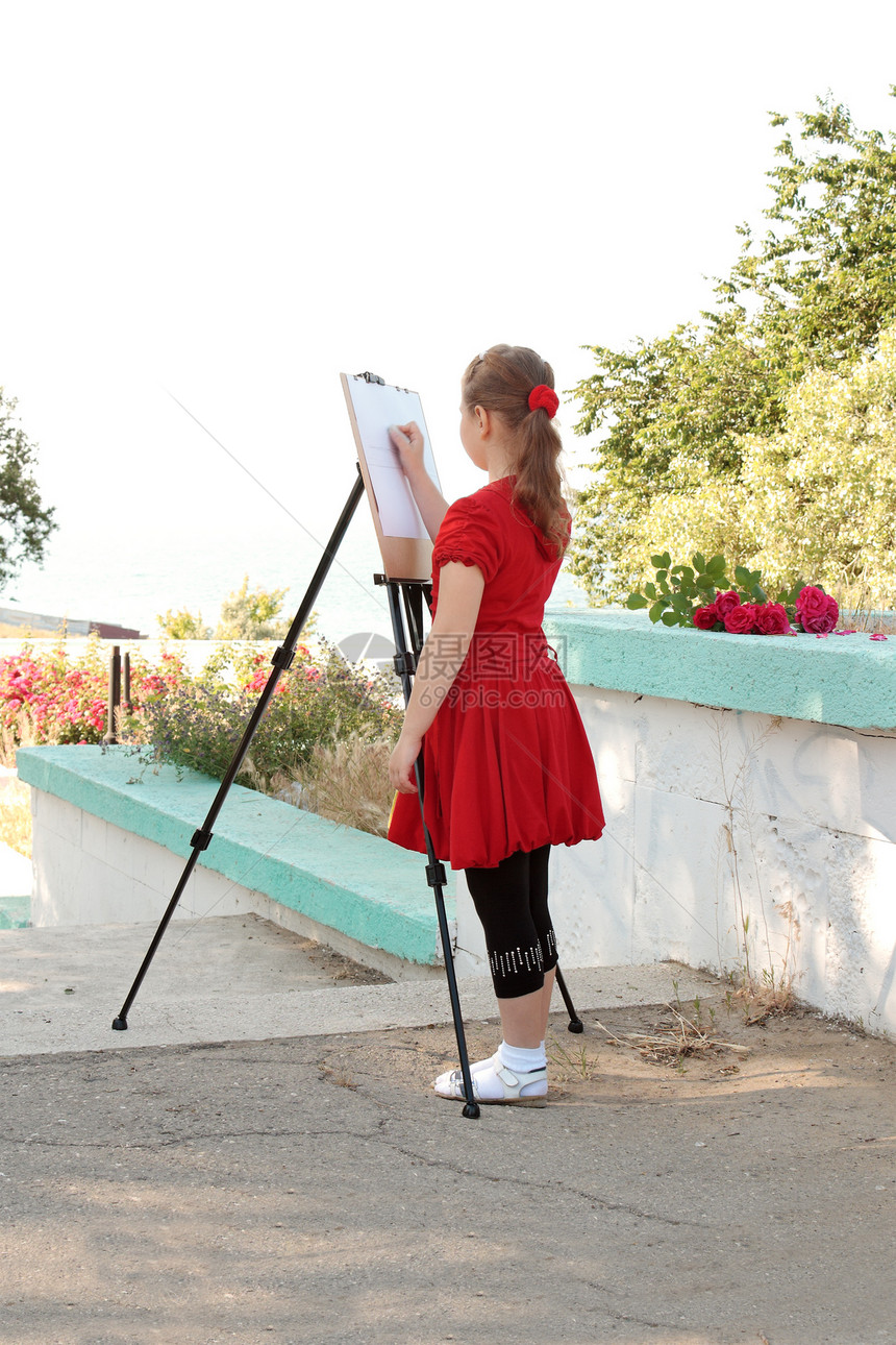 女孩画画插图头发帆布裙子绘画画家艺术白色画架创造力图片