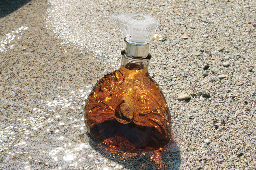 白兰地海岸反射液体玻璃橙子晴天海滩金子棕色饮料图片