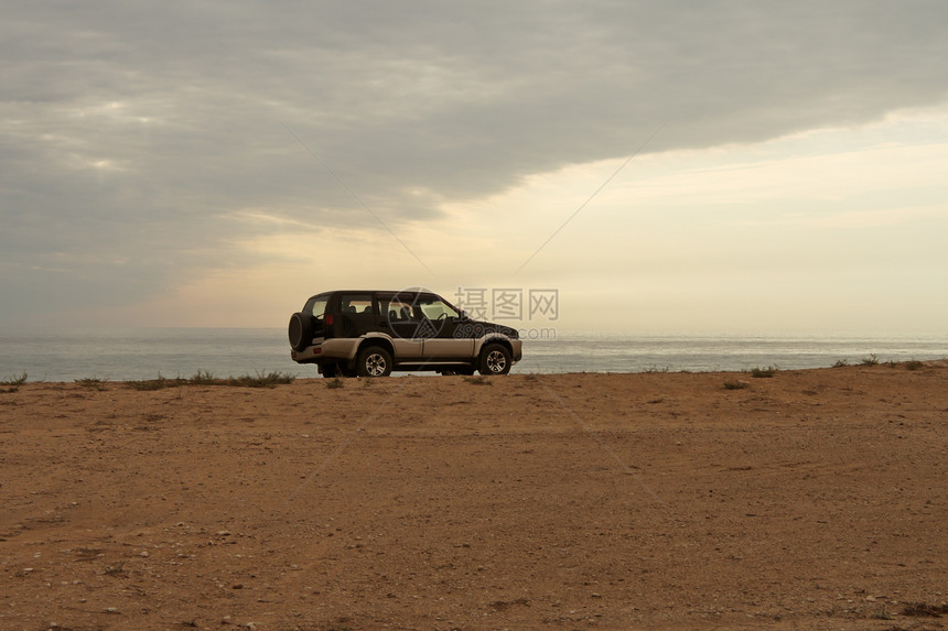 沙滩上的吉普车天空海岸海滩旅行海洋沙漠汽车运输海景越野图片