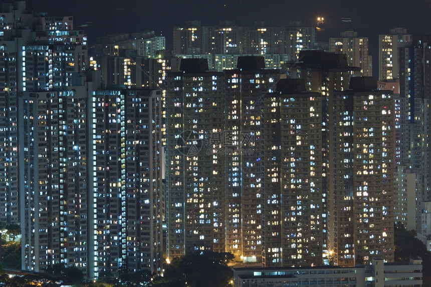 香港夜间拥挤的公寓房图片