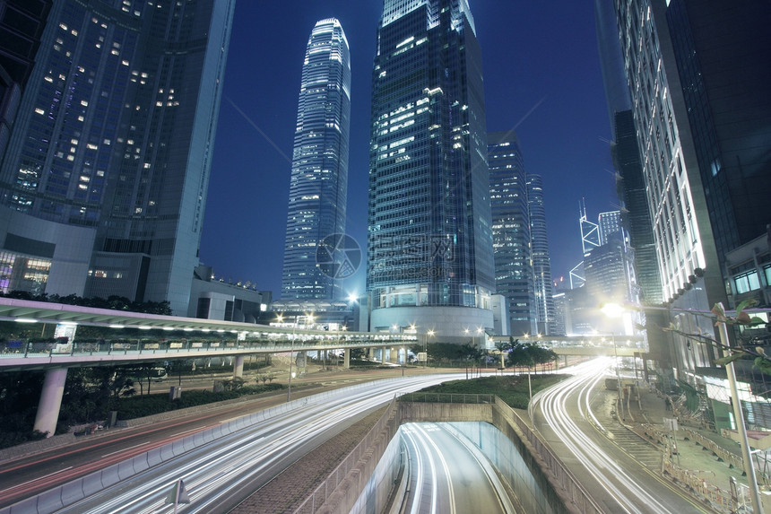 夜间通过香港市中心进行交通往来建筑市中心蓝色高峰运动街道景观天际城市速度图片