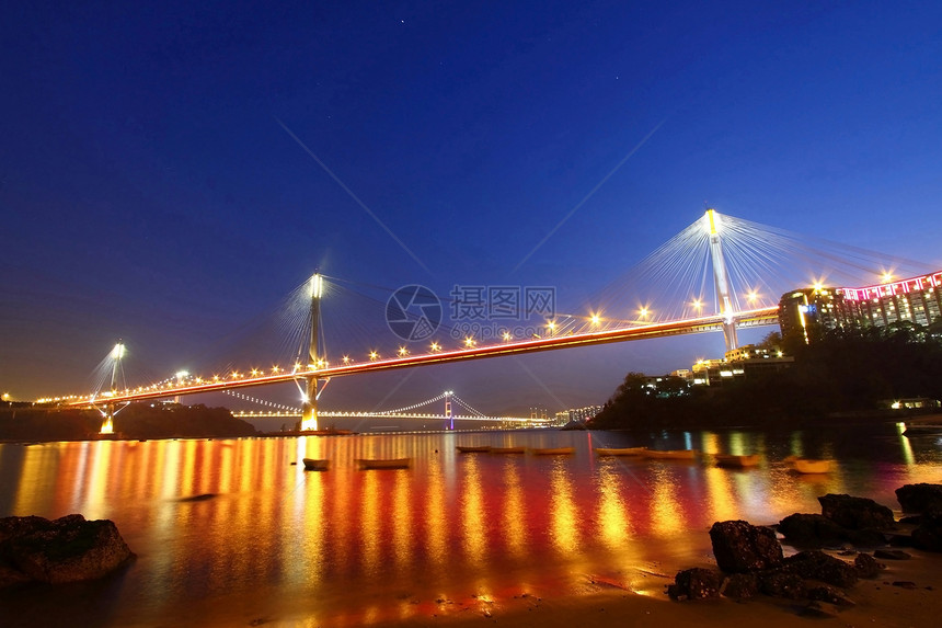 晚上在香港的廷九桥天际金属海岸黑色运输金融游客连接器城市公司图片