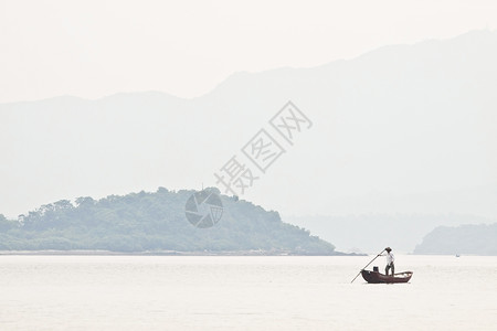 船上的渔民独自在海上 低饱和度图片背景图片