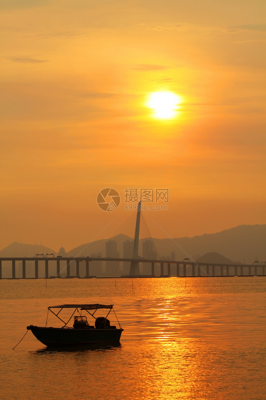 香港海岸的日落天蓝色天空天际反射地平线太阳天气晴天阳光橙子图片