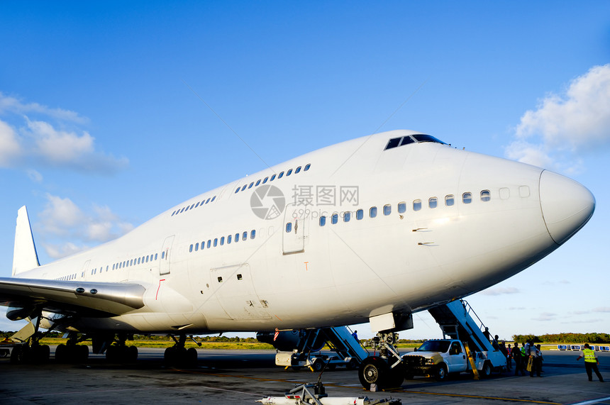 机场飞机金属货物力量游客飞机场客机座舱空气蓝色天空图片