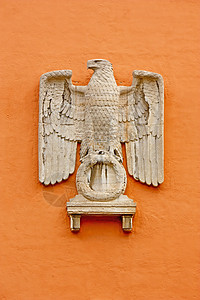 德国鹰花圈翅膀雕塑石头背景图片