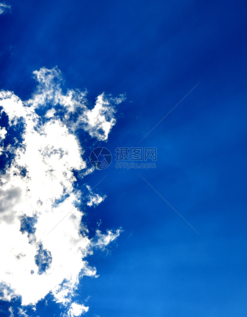 蓝色天空 有云彩和阳光照耀灰色白色射线太阳太阳光线图片
