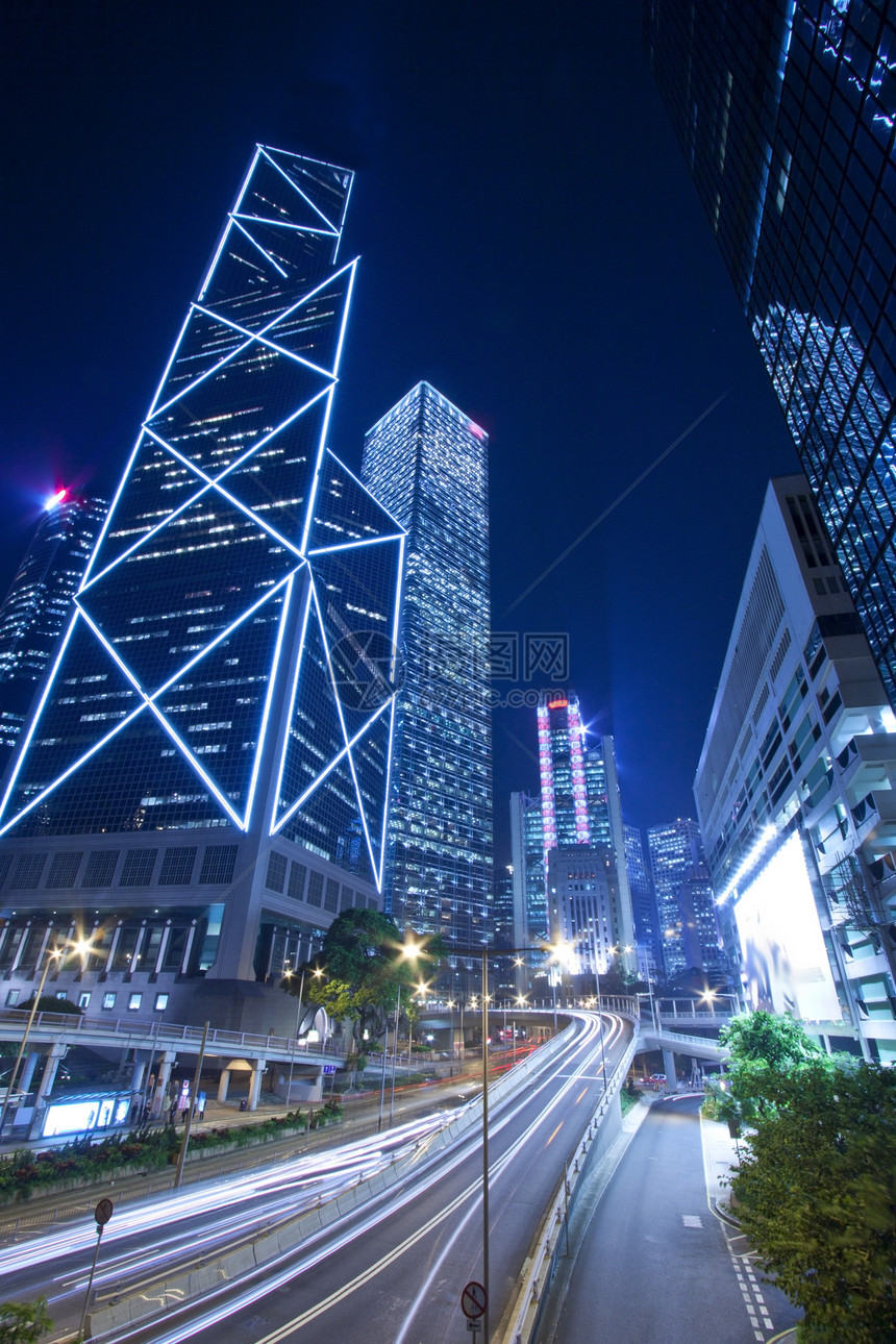 夜里在香港市中心贩卖市中心摩天大楼交通戏剧性蓝色城市汽车天空天际辉光图片