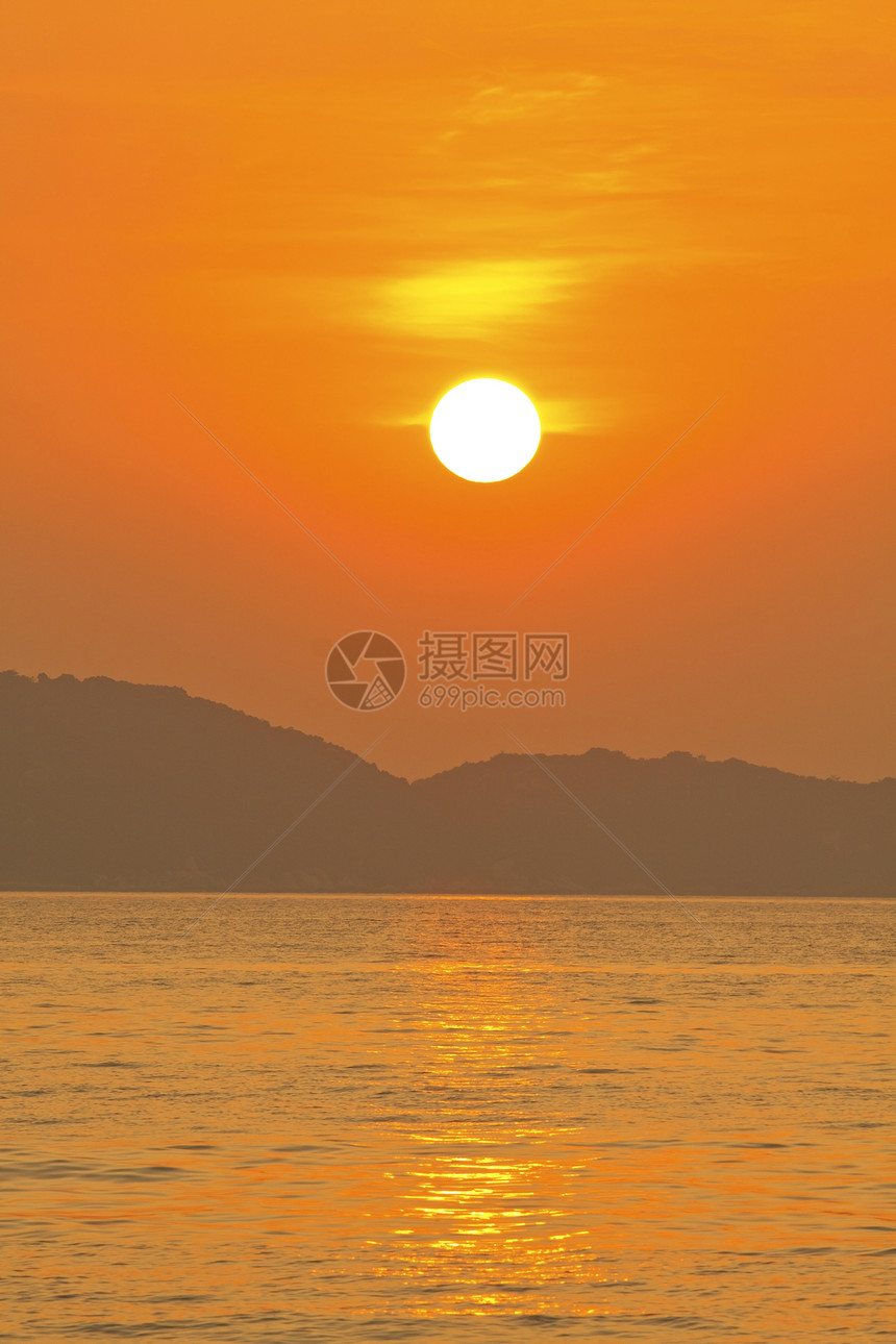 日落在海洋上太阳热带场景假期天空晴天天气阳光地平线季节图片