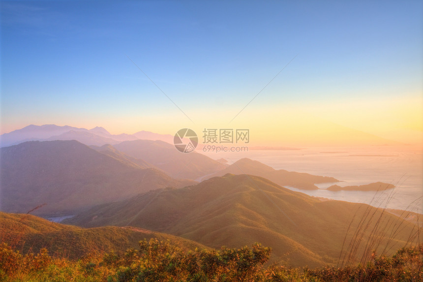 香港日落时的山地风景图片