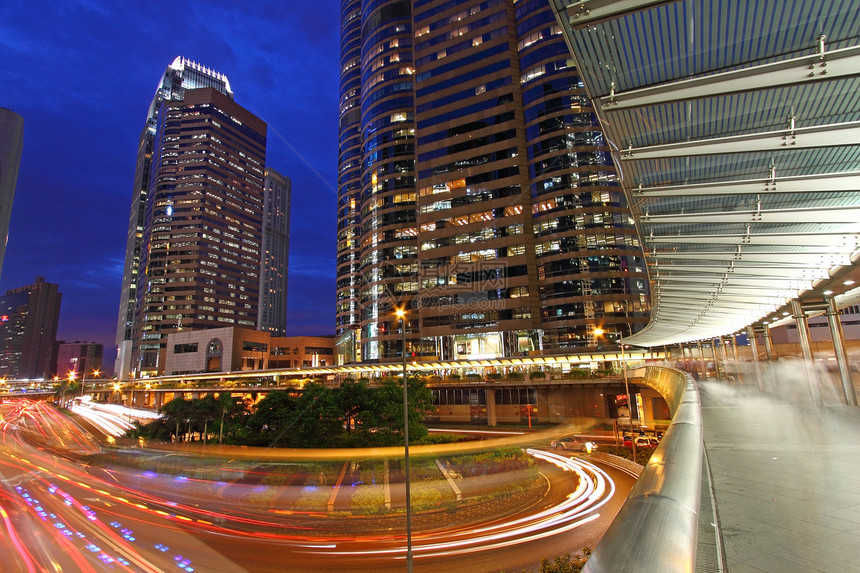 夜间通过香港市中心进行交通往来商业公共汽车运输旅行辉光市中心速度戏剧性景观线条图片