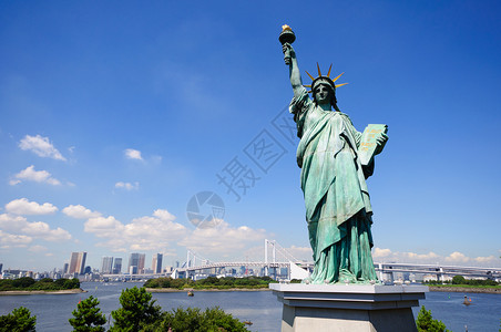 东京自由女神像自由神像和东京天桥副中心旅行景观蓝天码头旅游公园游客天际市中心背景