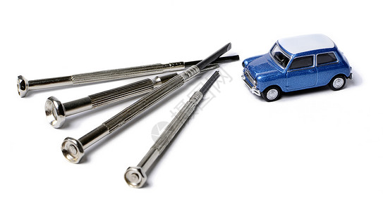 白色上隔离的小型汽车和螺旋车机械车辆金属工作工具服务玩具宏观维修背景图片