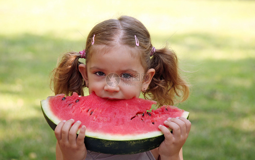 美丽的小女孩吃西瓜红色食物甜点公园女儿白色青年孩子女性童年图片