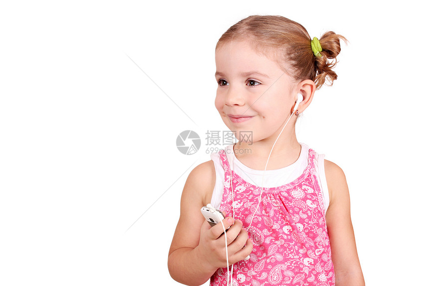 在电话中听音乐的小女孩图片