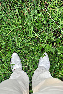 鞋子在草地上 一个观点拍摄高清图片