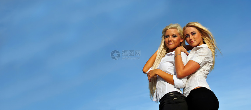 两个女孩在天空背景 文字位置女性蓝色女士金发女郎水平女孩金发图片