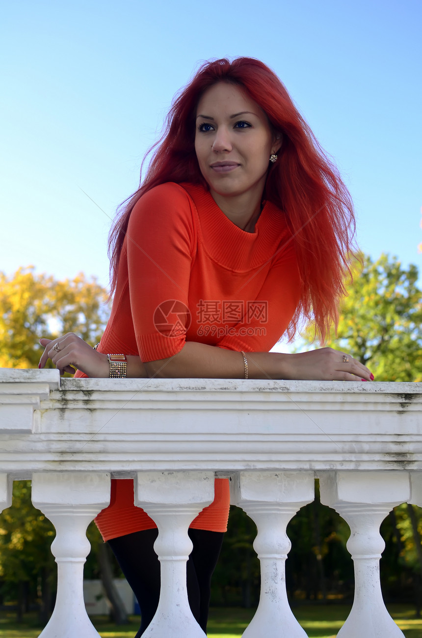 红发女孩站在栏杆上女性头发图片