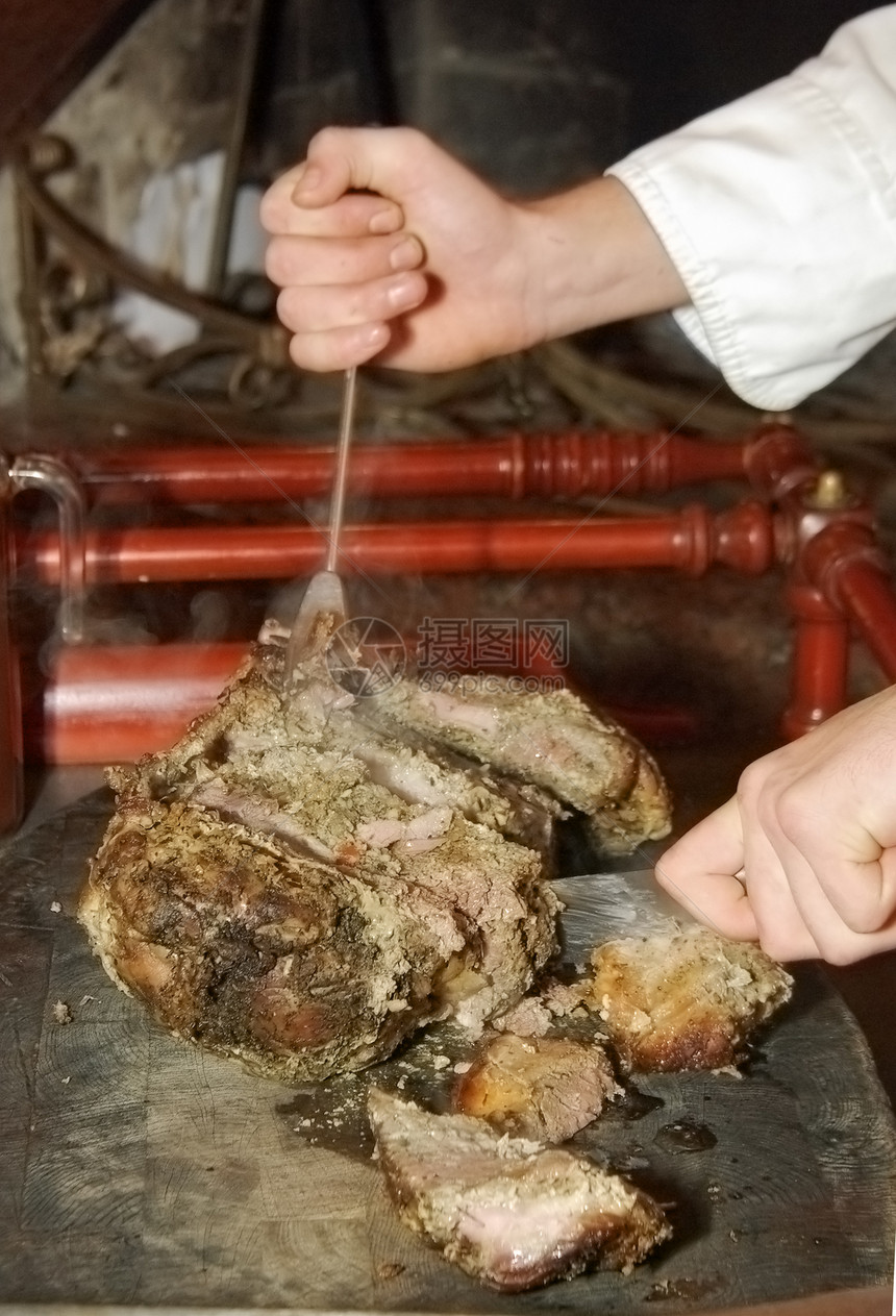 烤猪肉午餐木板雕刻食物厨师美食自助餐服务商餐饮盘子图片