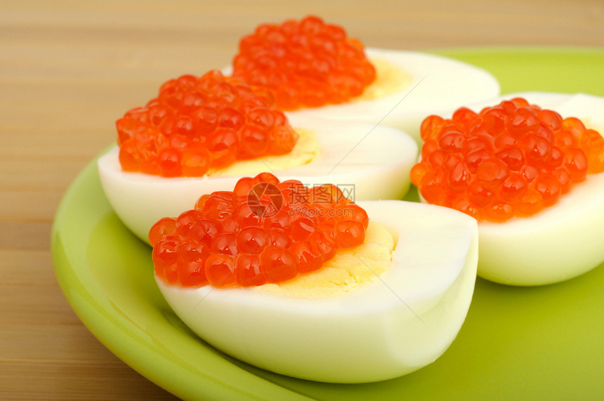 鸡蛋上的红鱼子酱红色小吃海鲜黄色盘子绿色食物橙子图片