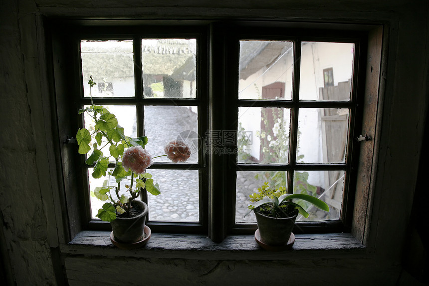 Retro 窗口窗台房子院子村庄茅草农场乡村农业植物窗户图片