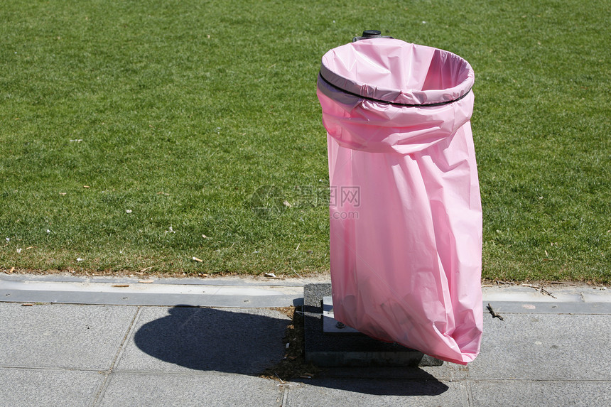 粉粉垃圾袋概念草地公园塑料日光粉色垃圾水平图片