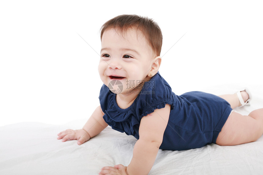 婴儿在白色背景上微笑的特写肖像新生身体保健裙子孩子眼睛卫生乐趣女孩儿童图片
