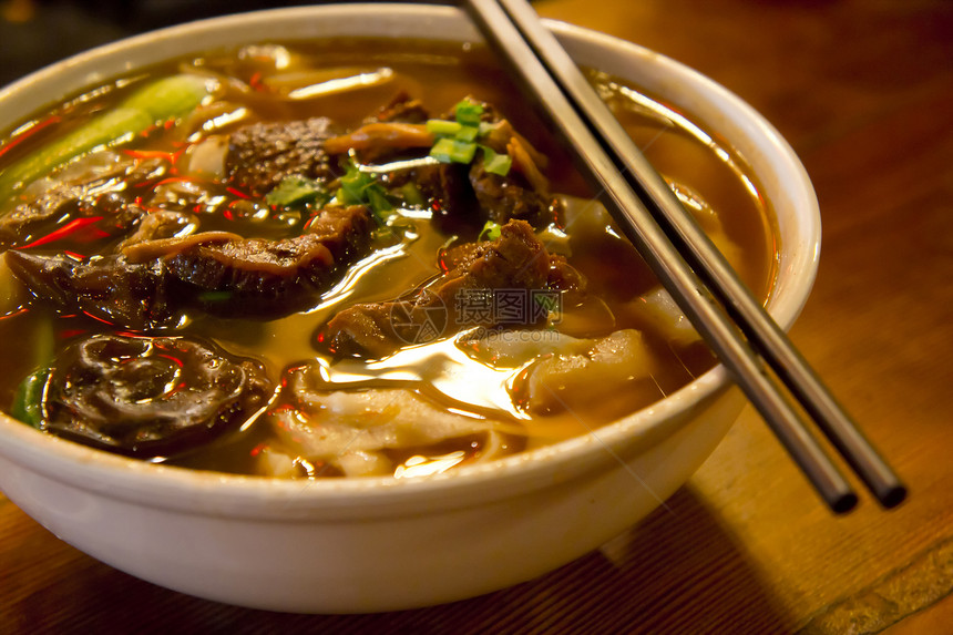 牛肉面汤传统木头营养饮食蔬菜面条烹饪美食牛肉主食图片