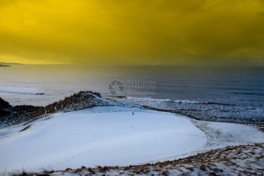 绿色高尔夫 冬季黄夕阳天图片