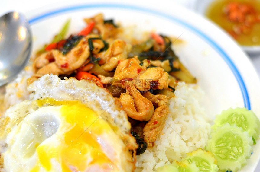 泰国菜食物猪肉油炸盘子胡椒午餐黄瓜图片