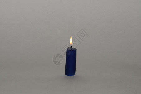 灰色背景的蓝蜡烛火焰背景图片