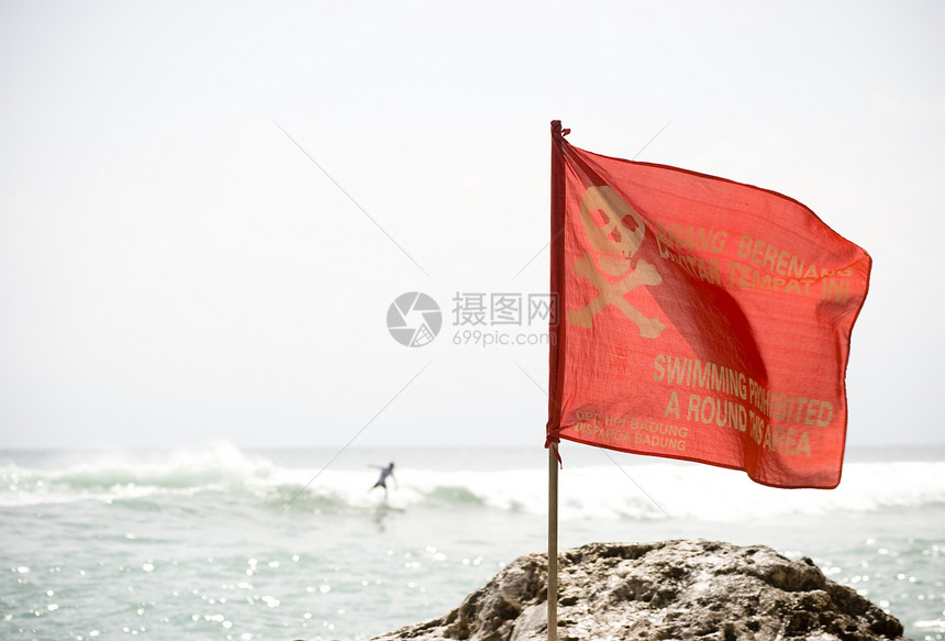 无游泳旗帜警告热带冲浪交叉骨岩石海洋危险红色图片