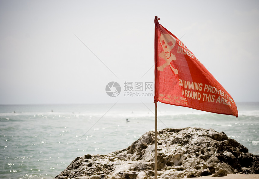 无游泳冲浪旗帜警告危险红色岩石热带海洋交叉骨图片
