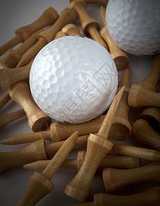 高尔夫球和木板酒窝白色木头背景图片