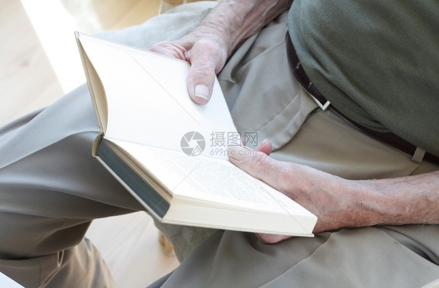 阅读男性衬衫教育意义养老金闲暇老年祖父退休娱乐图片