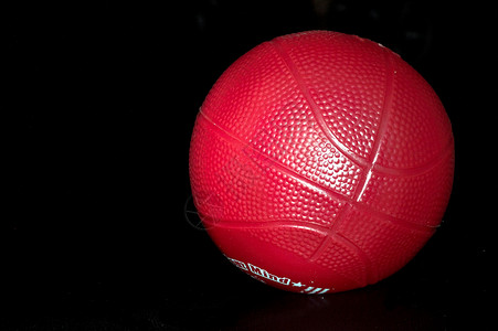 黑色背景的红玩具篮球背景图片